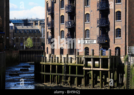 Fluss Themse Creek bei Ebbe, konvertiert viktorianischen Lagerhallen, die ursprünglich in den Handel mit Gewürzen, Tabak und Ware Stockfoto