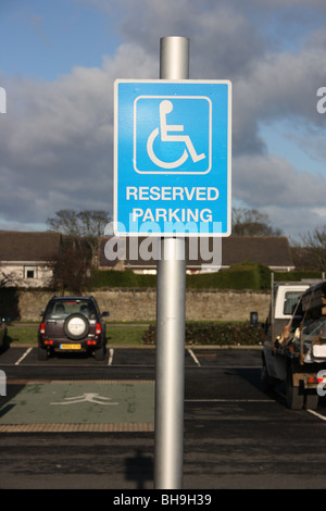 Reservierter Parkplatz Schild für behinderte Fahrer in einem britischen Supermarkt Parkplatz. Stockfoto