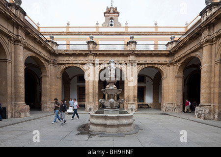 Schüler im Innenhof der Universität Sevilla, Andalusien, Spanien Stockfoto