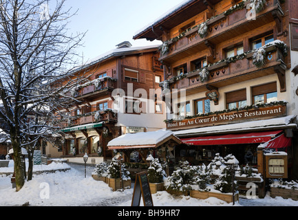 Restaurant und Geschäfte im Zentrum des Ferienortes Megeve, Haute Savoie, Frankreich Stockfoto