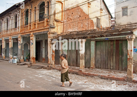 Zerfallenden französischen Gebäude in der alten französischen kolonialen Stadt Savannakhet in Südlaos Stockfoto