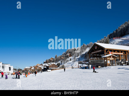 Rhodos-Gondelbahn heben Sie im Zentrum von Trois Vallées, Tarentaise, Meribel, Savoie, Frankreich Stockfoto