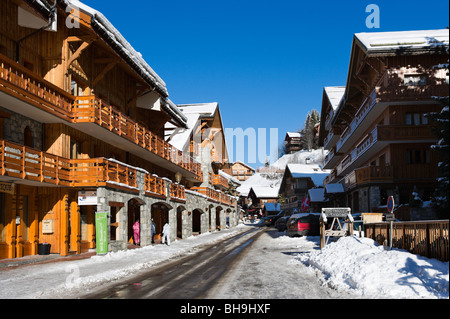 Straße im Zentrum von Trois Vallées, Tarentaise, Meribel, Savoie, Frankreich Stockfoto