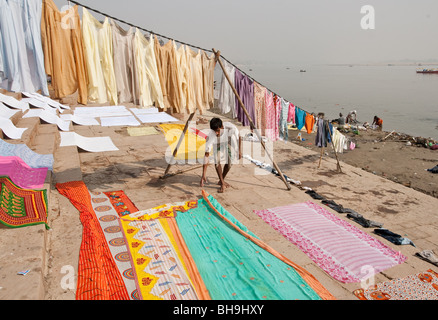 Dobhi Wala oder Laundryman Überprüfung des Trocknungsprozess auf den Ghats in der alten Stadt von Varanasi, Indien. Stockfoto