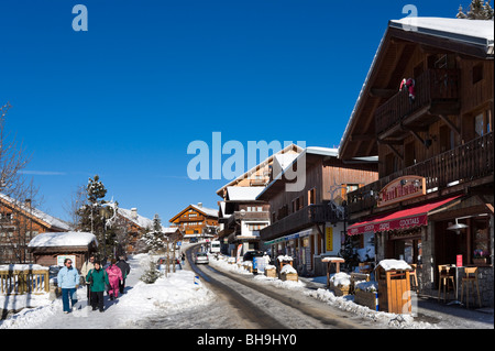 Geschäfte und Bars auf einer Straße im Zentrum von Trois Vallées, Tarentaise, Meribel, Savoie, Frankreich Stockfoto