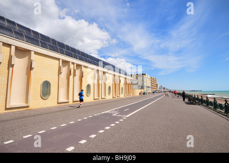 Brighton und Hove Strandpromenade zeigt den König Alfred Schwimmbad Gebäude an der Strandpromenade, Sussex, England Stockfoto