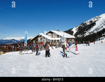 Mittagessen im Bergrestaurant in der Altiport Skifahrer Skigebiet Tre Valli, Tarentaise, Meribel, Savoie, Frankreich Stockfoto