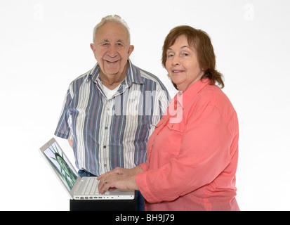 Ein senior ältere Menschen im Ruhestand Mann und seine senior ältere Menschen im Ruhestand Frau Typ auf einem Computer. Stockfoto