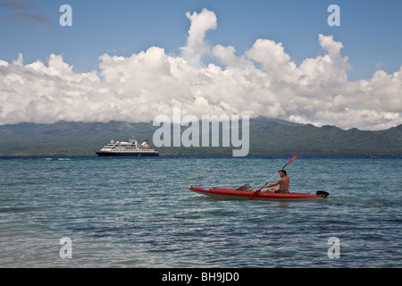 Passagiere aus der Aussie Expedition Kreuzer Orion haben die Möglichkeit von Sea Kajak Kennedy Island Solomon Islands Stockfoto