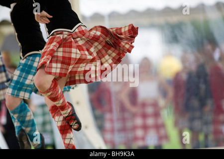 Tänzer im Wettbewerb bei den World Highland Dancing Championship Finals beim Cowal Highland Gathering in Dunoon, Schottland. Stockfoto