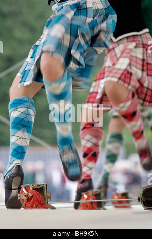 Tänzer im Wettbewerb bei den World Highland Dancing Championship Finals beim Cowal Highland Gathering in Dunoon, Schottland. Stockfoto