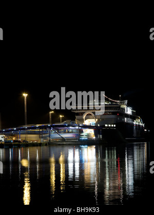 Eine Color Line Superspeed Fähre in Hirtshals in der Nacht. Stockfoto