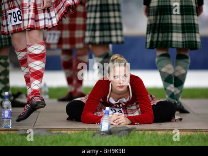 Tänzer, die Vorbereitung für das Highland Dancing Meisterschaft Finale beim Cowal Highland Gathering in Dunoon, Schottland. Stockfoto