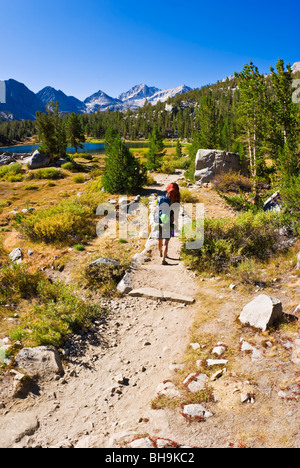 Backpacker in kleinen Seen Tal, John Muir Wilderness, Sierra Nevada Mountains, Kalifornien Stockfoto