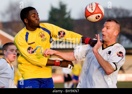 Bild von einem Fußballspiel mit Warrington Stadt AFC unterhaltsam Ossett Albion im Cantliever Park in der Unibond North league Stockfoto