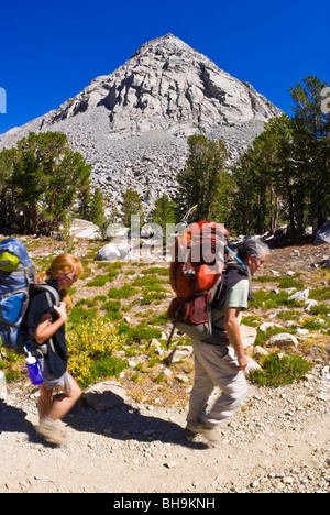 Rucksacktouristen unterwegs in kleinen Seen Tal, John Muir Wildnis, die Berge der Sierra Nevada, Kalifornien Stockfoto