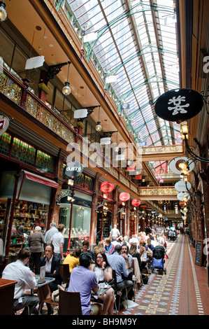 SYDNEY, Australien – und die historische Einkaufspassage Strand Arcade, in Sydneys Downtown Shopping Viertel an der Pitt Street das Queen Victoria Building, ein berühmtes architektonisches Meisterwerk, steht majestätisch im Herzen von Sydney. Dieses im späten 19. Jahrhundert erbaute Gebäude im romanischen Stil beherbergt eine Reihe von exklusiven Geschäften, Cafés und Boutiquen. Das große Innere des Gebäudes verfügt über atemberaubende Buntglasfenster, komplizierte Fliesen und eine prächtige zentrale Kuppel, was es zu einem beliebten Ziel für Shopping und Sightseeing macht. Stockfoto