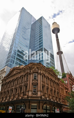 Centrepoint Tower Sydney | SYDNEY, Australien – der Sydney Tower erhebt sich hinter einer Sandsteinfassade aus dem 19. Jahrhundert und modernen Glastürmen im Central Business District, dessen sichtbare Stützkabel das Gebäude gegen Windlasten verankern. Der 1981 fertiggestellte Aussichtsturm ist 1.014 Fuß (309 m) hoch und damit das höchste Gebäude der Stadt. Die Gegenüberstellung fängt mehr als ein Jahrhundert der architektonischen Entwicklung Sydneys ein. Stockfoto