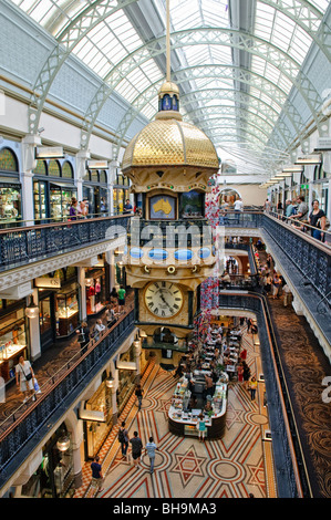 SYDNEY, Australien – das Innere des luxuriösen Einkaufszentrums Queen Victoria Building an der George Street im zentralen Geschäftsviertel von Sydney. Die großen Hängeuhren in der Mitte sind kunstvoll verziert und beinhalten komplizierte und neuartige Methoden, die Zeit anzuzeigen. Das Queen Victoria Building, ein berühmtes architektonisches Meisterwerk, steht majestätisch im Herzen von Sydney. Dieses im späten 19. Jahrhundert erbaute Gebäude im romanischen Stil beherbergt eine Reihe von exklusiven Geschäften, Cafés und Boutiquen. Das große Innere des Gebäudes verfügt über atemberaubende Buntglasfenster, komplizierte Fliesen und eine prächtige zentrale Kuppel, Maki Stockfoto