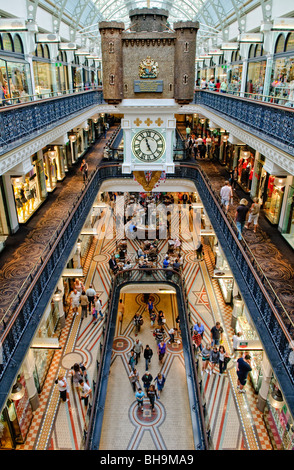 SYDNEY, Australien – das Innere des luxuriösen Einkaufszentrums Queen Victoria Building an der George Street im zentralen Geschäftsviertel von Sydney. Die großen Hängeuhren in der Mitte sind kunstvoll verziert und beinhalten komplizierte und neuartige Methoden, die Zeit anzuzeigen. Das Queen Victoria Building, ein berühmtes architektonisches Meisterwerk, steht majestätisch im Herzen von Sydney. Dieses im späten 19. Jahrhundert erbaute Gebäude im romanischen Stil beherbergt eine Reihe von exklusiven Geschäften, Cafés und Boutiquen. Das große Innere des Gebäudes verfügt über atemberaubende Buntglasfenster, komplizierte Fliesen und eine prächtige zentrale Kuppel, Maki Stockfoto