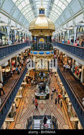 Queen Victoria Building Clock Interior Sydney Australien // SYDNEY, Australien - das Innere des luxuriösen Einkaufszentrums Queen Victoria Building an der George Street im zentralen Geschäftsviertel von Sydney. Die großen Hängeuhren in der Mitte sind kunstvoll verziert und beinhalten komplizierte und neuartige Methoden, die Zeit anzuzeigen. Das Queen Victoria Building, ein berühmtes architektonisches Meisterwerk, steht majestätisch im Herzen von Sydney. Dieses im späten 19. Jahrhundert erbaute Gebäude im romanischen Stil beherbergt eine Reihe von exklusiven Geschäften, Cafés und Boutiquen. Das große Innere des Gebäudes zeichnet sich durch atemberaubende Buntglaswinde aus Stockfoto