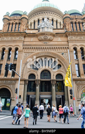 Queen Victoria Building George Street Entrance Sydney // SYDNEY, Australien - der große Eingang zur Einkaufspassage Queen Victoria Building von Sydney. Dieses historische Wahrzeichen, bekannt für seine kunstvolle viktorianische Architektur und die markante Kuppel, ist ein beliebtes Einzelhandelsziel im Herzen der Stadt. Stockfoto