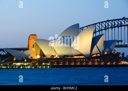 SYDNEY, Australien - Sydney, Australien - Sydney Opera House und der Sydney Harbour Bridge im Hintergrund als von Rom Mrs Macquarie's Point bei Nacht Stockfoto