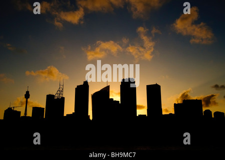 SYDNEY, Australien - Sydney, Australien - Ansicht von Mrs Macquarie's Point von Sydneys CBD Skyline mit einem goldenen Licht der untergehenden Sonne Stockfoto