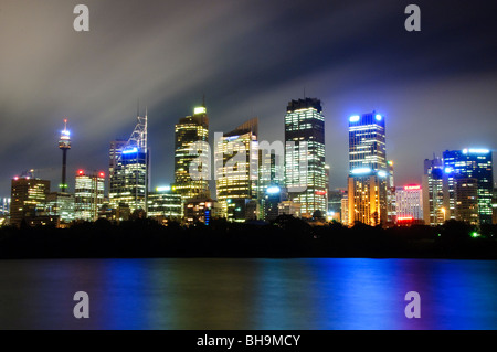 SYDNEY, Australien – Blick in die Abenddämmerung auf Sydneys Skyline von Mrs. Macquarie's Point Stockfoto