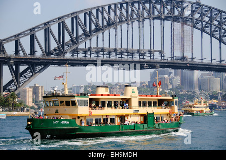 SYDNEY, Australien – Sydney Fähre mit der Sydney Harbour Bridge im Hintergrund Stockfoto