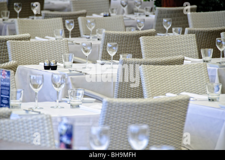 Restaurant Leere Tische Sydney Australien // SYDNEY, Australien – in einem Restaurant stehen leere Tische mit weißen Tischdecken, Gläsern und Besteck. Die ruhige Szene deutet auf eine Phase der niedrigen Patronage oder Schließung hin, was die Herausforderungen des Gastgewerbes verdeutlicht. Stockfoto