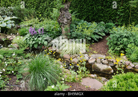 Beständigen Garten mit Bach. Design: Marianne und Detlef lüdke Stockfoto