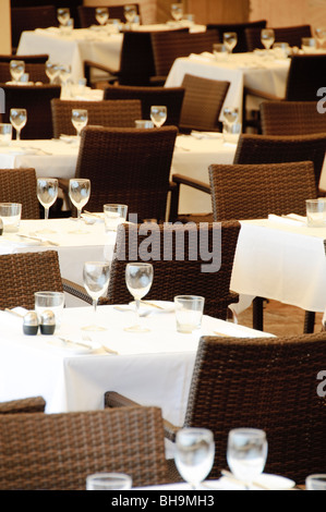 Restaurant Empty Tables Sydney // SYDNEY, Australien – in einem Restaurant im Freien in Sydney stehen Reihen mit leeren Tischen. Die weißen Tischdecken, Gläser und Korbstühle warten auf die Gäste, aber das Hotel scheint ruhig und unbesetzt zu sein. Stockfoto