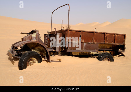 Eine alte militärische Fahrzeug der Long Range Desert Group, einer Elite Weltkrieg zwei britische Armee Einheit, in der Westlichen Wüste in Nordafrika, Ägypten. Stockfoto