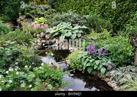 Beständigen Garten mit Bach. Design: Marianne und Detlef lüdke Stockfoto