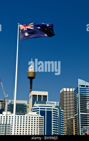 SYDNEY, Australien – australische Flagge im Wind mit dem Centrepoint Tower und anderen Gebäuden im CBD von Sydney Stockfoto