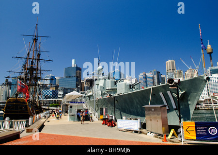 SYDNEY, Australien – der stillgelegte Zerstörer HMAS Vampire liegt im Australian National Maritime Museum in Darling Harbour. Der letzte Geschützzerstörer der Royal Australian Navy dient als schwimmende Ausstellung, die es Besuchern ermöglicht, die Decks und das Innere der Royal Australian Navy zu erkunden. Stockfoto