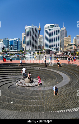 SYDNEY, Australien – Kinder spielen an einem heißen Sommertag im Spiralbrunnen in Darling Harbour Stockfoto