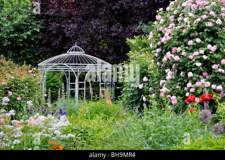 English Rose (rosa Constance Spry) mit Garten Pavillon. Design: Marianne und Detlef lüdke Stockfoto