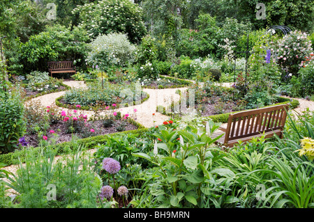 Rose Garten mit Bänken. Design: Marianne und Detlef lüdke Stockfoto