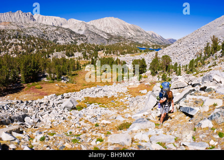 Backpacker in kleinen Seen Tal, John Muir Wilderness, Sierra Nevada Mountains, Kalifornien Stockfoto