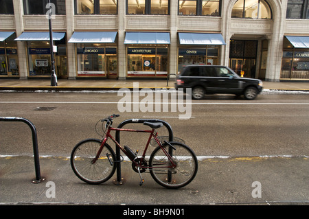 Fahrrad gesperrt, Fahrradständer auf Jackson Blvd. Chicago, Illinois. Santa Fe Gebäude. Stockfoto