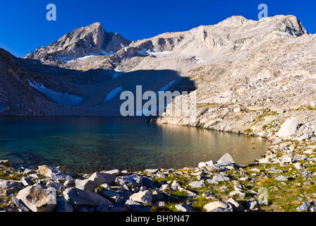 Dade-See unter Bear Creek Spire, John Muir Wilderness, Berge der Sierra Nevada, Kalifornien Stockfoto