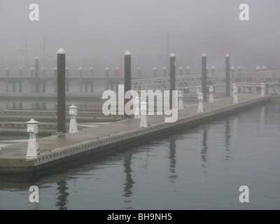 Dock im Nebel bei Northport Long Island NY Stockfoto