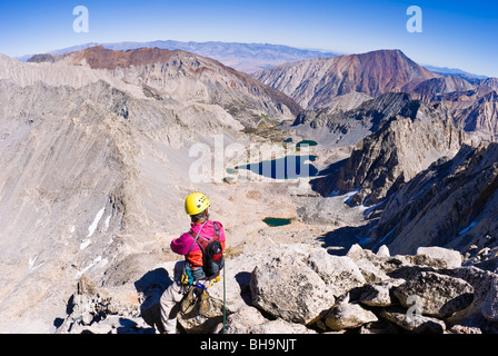 Bergsteiger auf der Nordost Grat des Bear Creek Spire, John Muir Wilderness, Berge der Sierra Nevada, Kalifornien Stockfoto