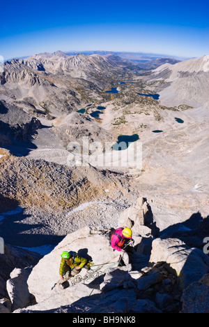 Bergsteiger auf der Nordost Grat des Bear Creek Spire, John Muir Wilderness, Berge der Sierra Nevada, Kalifornien Stockfoto