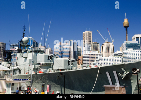 HMAS Vampire Australian National Maritime Museum Sydney // SYDNEY, Australien — der stillgelegte Zerstörer HMAS Vampire (D11) ist dauerhaft im Australian National Maritime Museum in Darling Harbour angedockt. Das Schiff wurde 1956 gestartet und 1986 stillgelegt und war der letzte in Betrieb befindliche Zerstörer der Royal Australian Navy. Das 118 Meter lange Kriegsschiff dient heute als schwimmende Museumsausstellung, die es Besuchern ermöglicht, die Decks, die Brücke und den Wohnbereich zu erkunden. Das HMAS Vampire ist eine der beliebtesten Attraktionen des Museums und stellt ein wichtiges Stück des australischen Marineerbes dar. Stockfoto