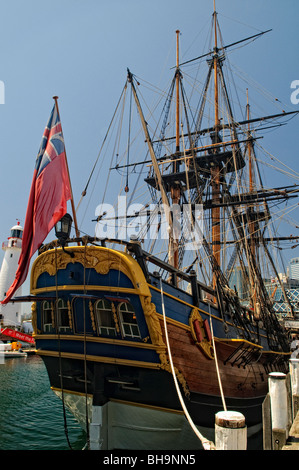 SYDNEY, Australien – Eine Nachbildung von Captain James Cooks HMS Endeavour Schiff in voller Größe, die im Australian National Maritime Museum im Darling Harbour in Sydney ausgestellt wird Stockfoto