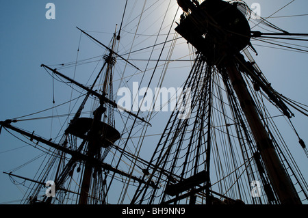 SYDNEY, Australien – das Rigging-Detail einer Nachbildung von Captain James Cooks HMS Endeavour-Schiff ist im Australian National Maritime Museum im Darling Harbour in Sydney zu sehen Stockfoto