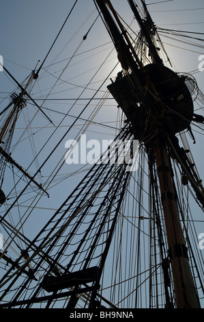 SYDNEY, Australien – das Rigging-Detail einer Nachbildung von Captain James Cooks HMS Endeavour-Schiff ist im Australian National Maritime Museum im Darling Harbour in Sydney zu sehen Stockfoto